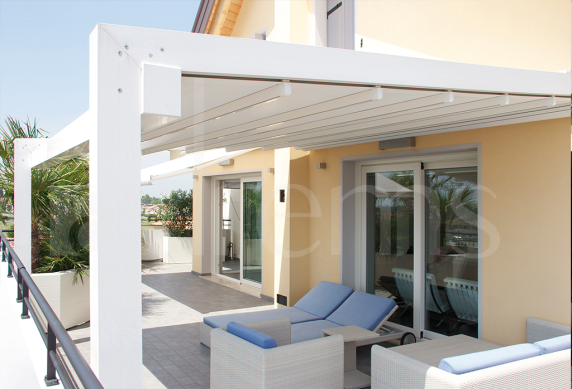 Pergola A4 elegantně zastíní Vaší terasu